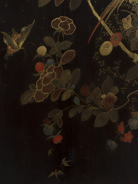 zbliżenie na dekorację płyciny lewego skrzydła drzwi