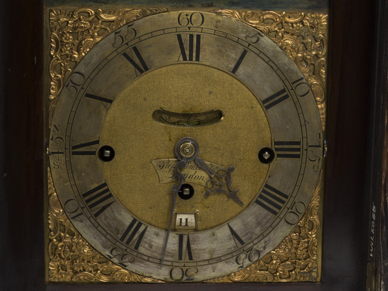 zbliżenie na figurki teatru umieszczonego w górnej partii zegara