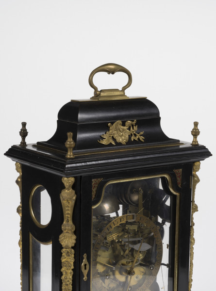 zbliżenie na zwieńczenie zegara