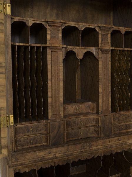 zbliżenie na szufladki i skrytki sekretery