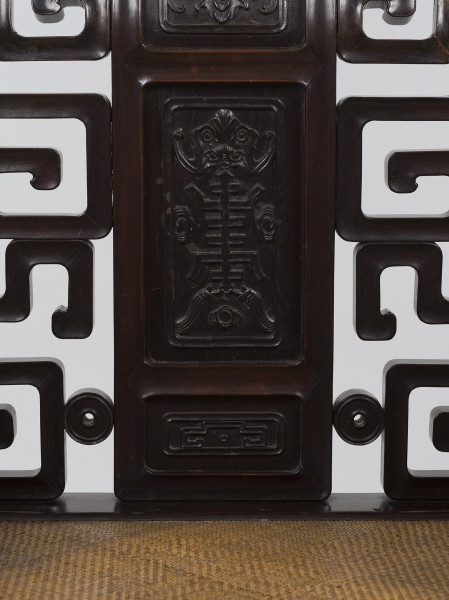 zbliżenie na rzeźbioną dekorację oparcia