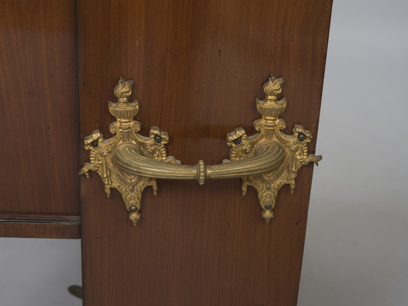 zbliżenie na dekoracyjny uchwyt na lewym boku