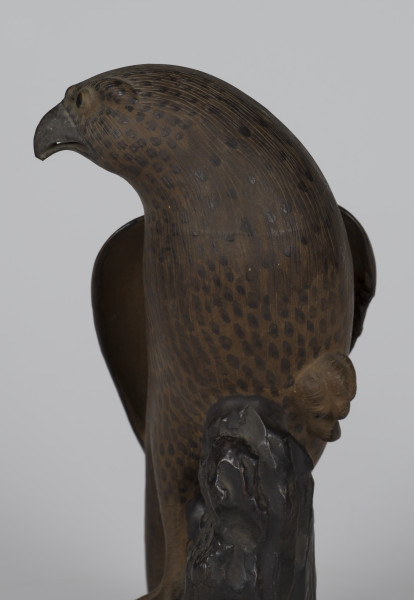 zbliżenie na głowę figurki z boku