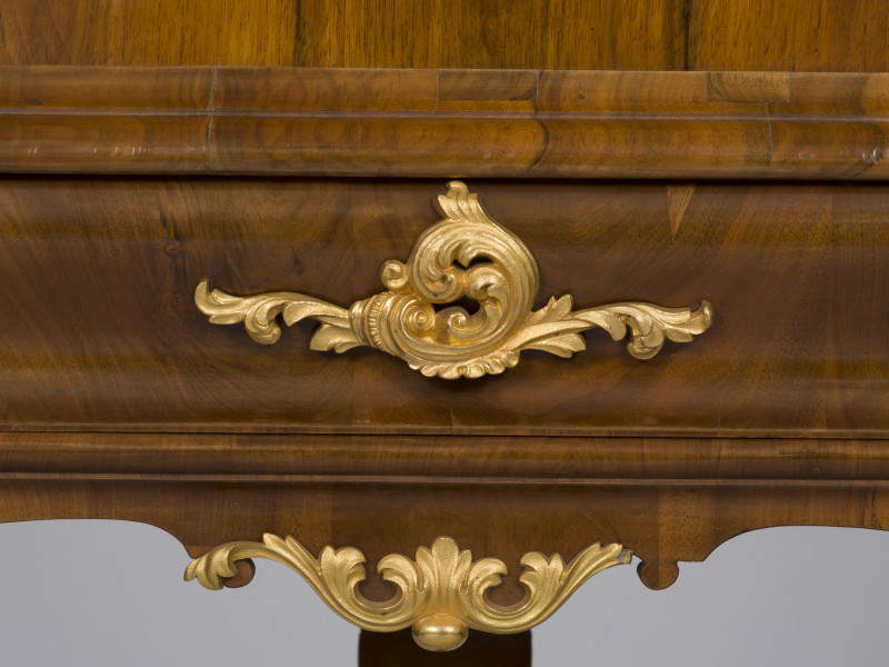 zbliżenie na dekorację okuciową fartucha