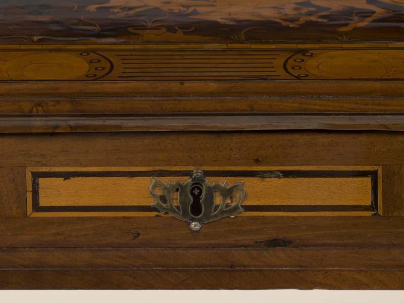 detal (zamek) - ujęcie z przodu; środek