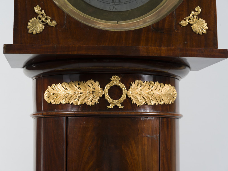 zbliżenie na dekorację okuciową z przodu zegara