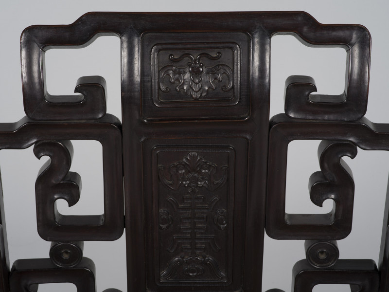 zbliżenie na oparcie pokryte ornamentem o reliefie wypukłym