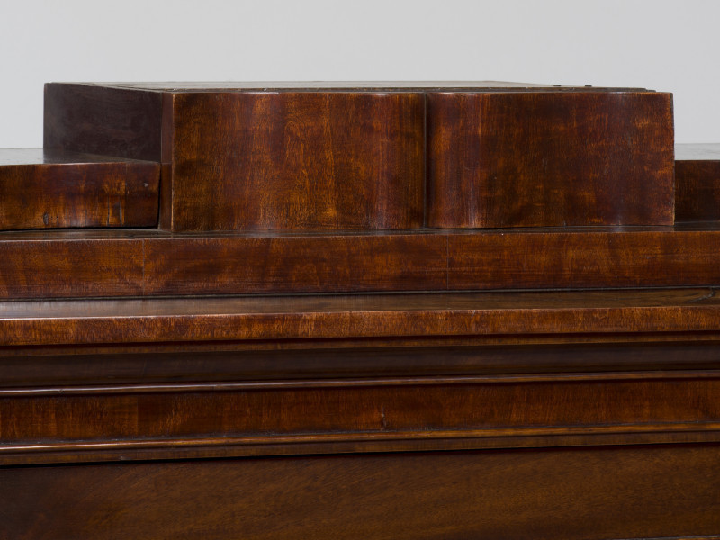 zbliżenie na zwieńczenie szafki