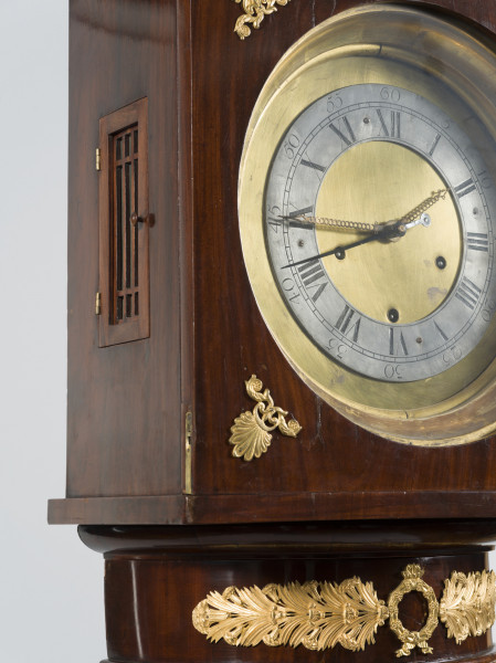 zbliżenie na drzwiczki w kapturze i dekorację okuciową