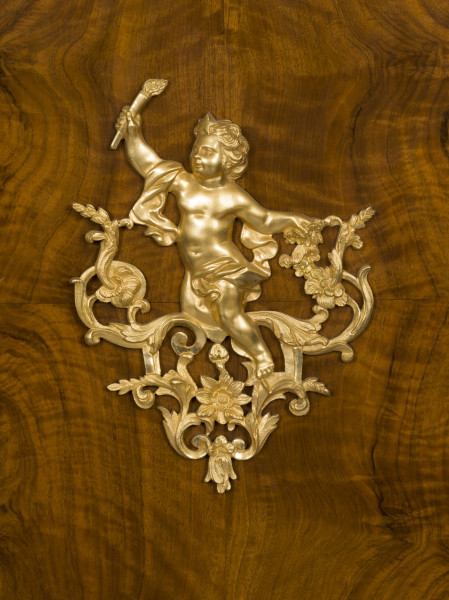 zbliżenie na figuralną dekorację okuciową drzwi