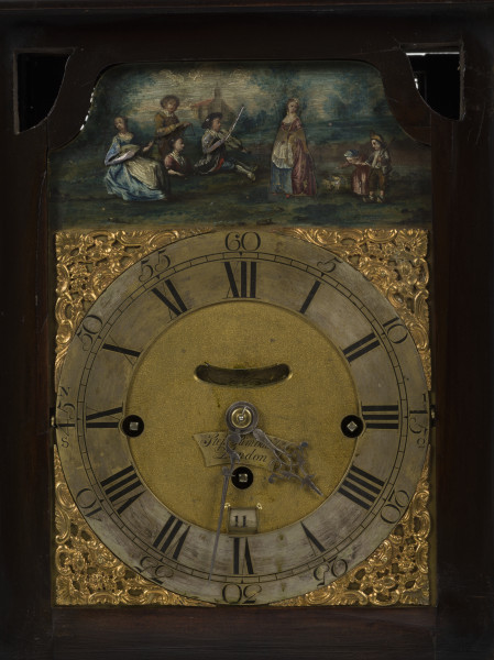 zbliżenie na tarczę oraz figurki teatru umieszczonego w górnej partii zegara