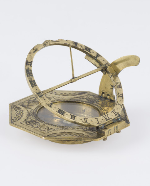 ujęcie 3/4 z lewej strony