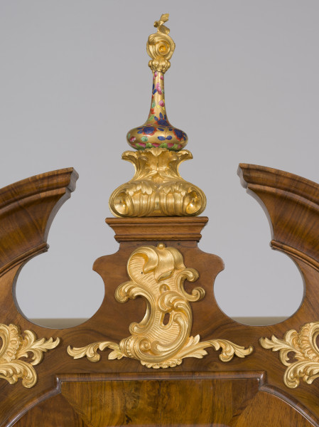 zbliżenie na zwieńczenie - pełnoplastyczna złocona sterczyna o motywie roślinnym