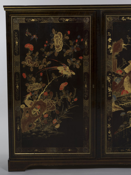 zbliżenie na dekorację płyciny prawego skrzydła drzwi