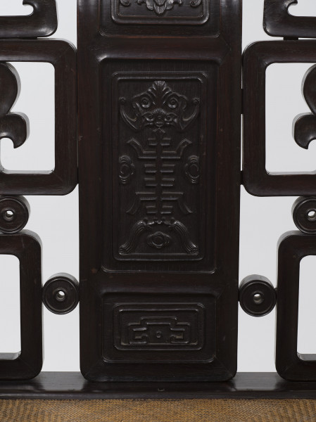 zbliżenie na rzeźbioną dekorację oparcia