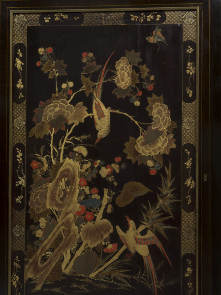 zbliżenie na dekorację płyciny prawego skrzydła drzwi