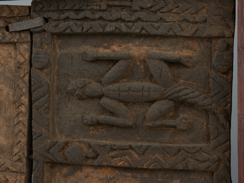 drzwi - Ujęcie pierwszego detalu. Dwuczęściowe drewniane drzwiczki do spichlerza. Całość udekorowana płaskorzeźbami.