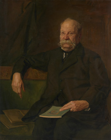 portret męski - ujęcie z przodu; Portret starszego mężczyzny, masywnie zbudowanego, siedzącego na sofie we wnętrzu. Mężczyzna ok.60 lat, zajmuje prawą część obrazu, ujęty od kolan, siedząc zwrócony nieco w lewo, widoczny w 3/4, prawą rękę wspiera łokciem o oparcie sofy, z dłonią swobodnie wiszącą w dół, lewą przytrzymuje leżący na kolanach zeszyt w zielonej oprawie. Twarz podłużna, pobrużdżona i czerstwa, z dużym podwójnym podbródkiem wylewającym się znad halsztuka z ogromnymi siwymi wąsami, prawie łysy z siwymi kosmykami włosów po bokach, w okularach w drucianej oprawce. Ubrany w ciemne spodnie i marynarkę zapiętą na dwa guziki, widoczny halsztuk i fragment białego wysoko stojącego kołnierzyka. Po lewej na ciemnozielonej sofie kilka zeszytów, powyżej ciemna kotara, reszta tła ciemnobrązowa.