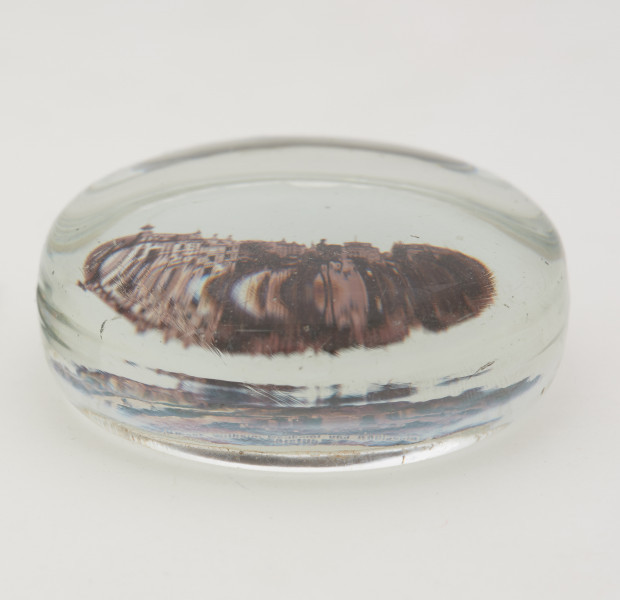 szklany przycisk do papierów w kształcie koła - Ujęcie z boku. Szklany przycisk do papierów w kształcie koła.