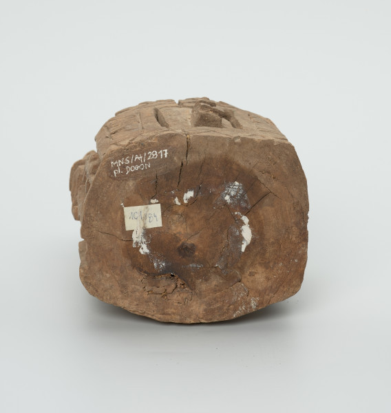 drewniane pudełko na fetysz - Ujęcie od spodu. Drewniane pudełko, dekorowane płaskorzeźbami, w środku którego widoczne są drzwiczki.