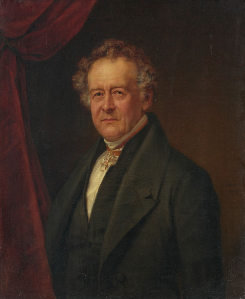 Portret Carla Ludwiga Friedricha von Eickstedt-Peterswaldt - Ujęcie z przodu; Widoczny w półpostaci mężczyzna w średnim wieku, z krótkimi, siwiejącymi włosami. Ubrany w czarny surdut z takąż kamizelką, białą koszulą i wysokim, okrywającym szyję kołnierzem. Wokół kołnierza podwójna czerwona wstążka, na której zawieszony jest order (biały krzyż emaliowany na złotym tle, z czerwonym orłem pośrodku). Twarz o lekko zmarszczonym czole zwrócona 3/4 w kierunku widza. Tło jednolite brązowe .