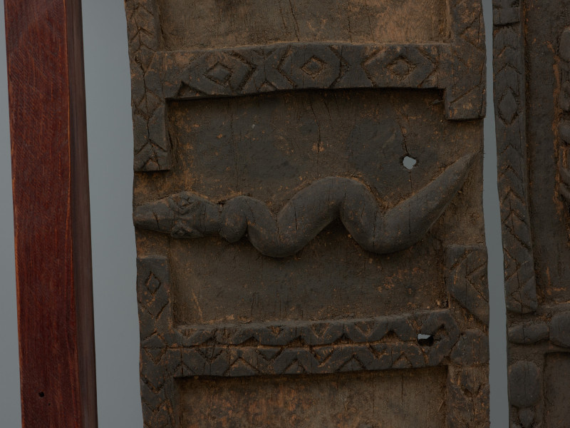 drzwi - Ujęcie czwartego detalu. Dwuczęściowe drewniane drzwiczki do spichlerza. Całość udekorowana płaskorzeźbami.