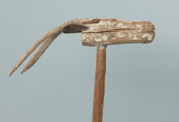 rekwizyt obrzędowy - Ujęcie z prawej strony. Głowa kozy - rekwizyt obrzedowy wykorzystywany podczas przedstawień koledniczych i zapustnych.