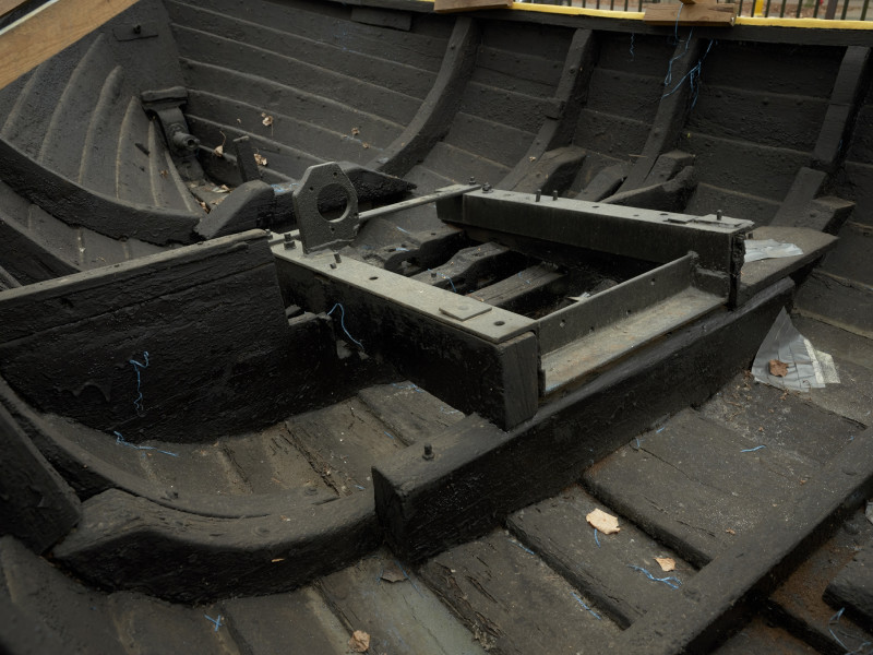 łódź rybacka - Ujęcie wnętrza łodzi w części środkowej. Rybacka łódź klepkowa.