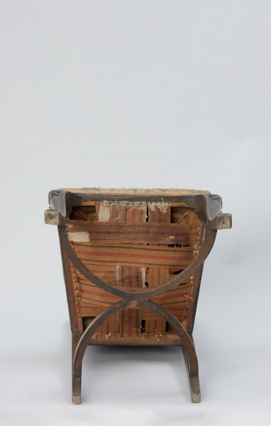 krzesło - Ujęcie od spodu. Krzesło w stylu neobarokowym, oparcie i siedzisko tapicerowane.