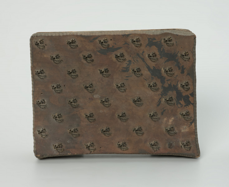 sprzęt do drukowania i grafiki, matryca drukująca - Ujęcie z przodu. Matryca do drukowania tkanin z wykonanym z nabitych w drewno mosiężnych sztyfcików i blaszek ornamentem o motywie roślinnym.