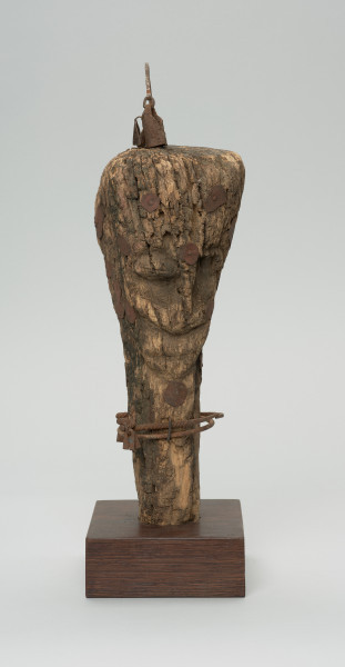 fetysz - Ujęcie z prawego boku. Drewniana rzeźba z elementami żelaznymi.