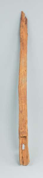 rzeźba - Ujęcie z tyłu. Długa, pionowa maska, wyrzeźbiona w drewnie.