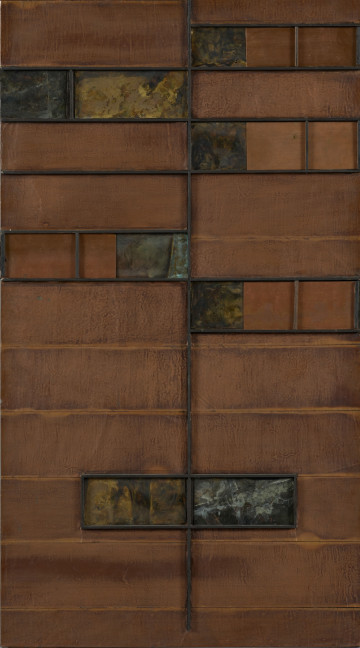 obraz - Ujęcie zamknięte; Kompozycja składa się z miedzianych, prostokątnych płytek ułożonych równolegle. Przez środek, podkreślając pionowy układ, biegnie drewniana, czarna listwa. Takimi samymi listwami są obramione prostokąty poziome (kolorowe). W prostokątach tych umieszczone prostopadłe do płaszczyzny obrazu, ruchome płytki miedziane.