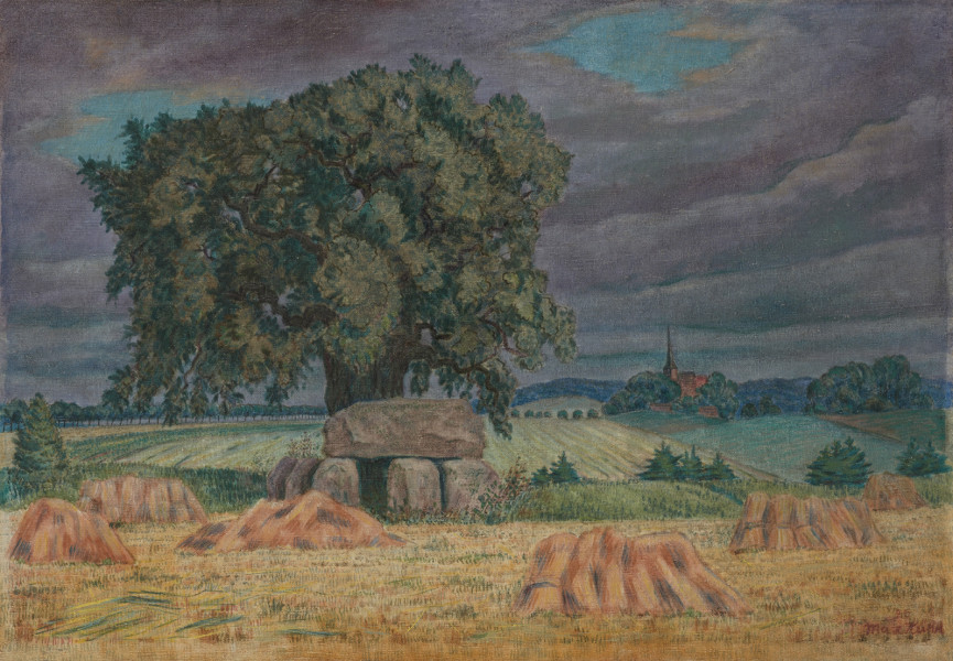 pejzaż - ujęcie z przodu; Na polu ze snopkami skoszonego zboża w tonacji żółto-pomarańczowej w centrum znajdują się cztery olbrzymie głazy nakryte piątym z góry przypominające grobowiec megalityczny. Za nim zielone rozłożyste drzewo i rozświetlone słońcem pola uprawne. Na dalszym plane widać wieżę kościelną. Niebo w odcieniach fioletowych i niebieskich.