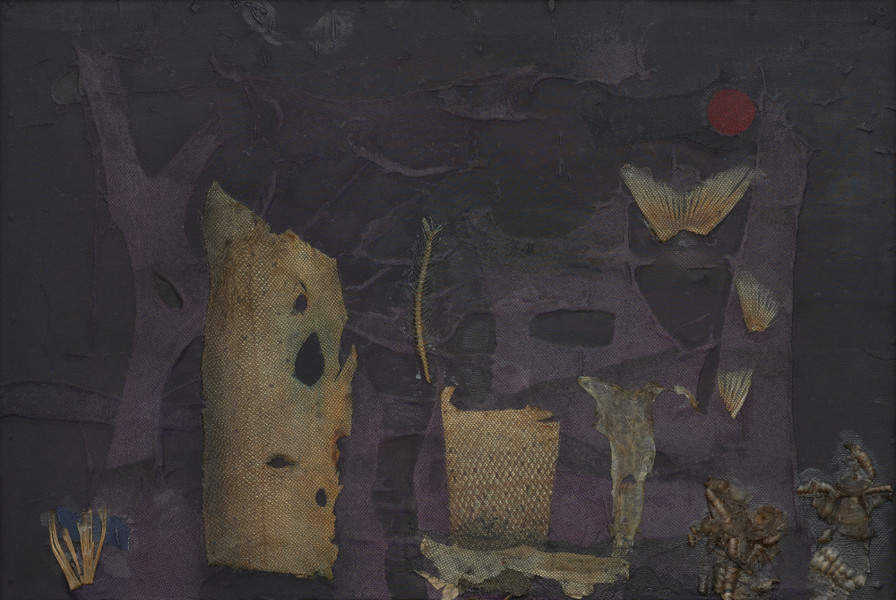 obraz - Ujęcie z przodu; Płaszczyzna pilśni zaklejona tiulem, pomalowana głębokim tonem ciemnego fioletu. W prawym górnym narożniku krążek ciemnej czerwieni. Elementami układu kompozycji są szczątki rybie - skóra, kręgosłup, ogon, płetwy, przytwierdzone pod siatką tiulu. Układ elementów sugeruje kompozycję pejzażową: pnie drzew po lewej i prawej stronie, kształty budowli w centrum i dwóch postaci - siedzącej i leżącej na pierwszym planie.