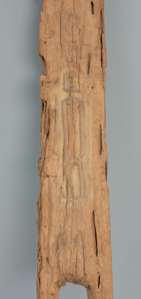 rzeźba - Ujęcie z przodu w przybliżeniu. Długa, pionowa maska, wyrzeźbiona w drewnie.