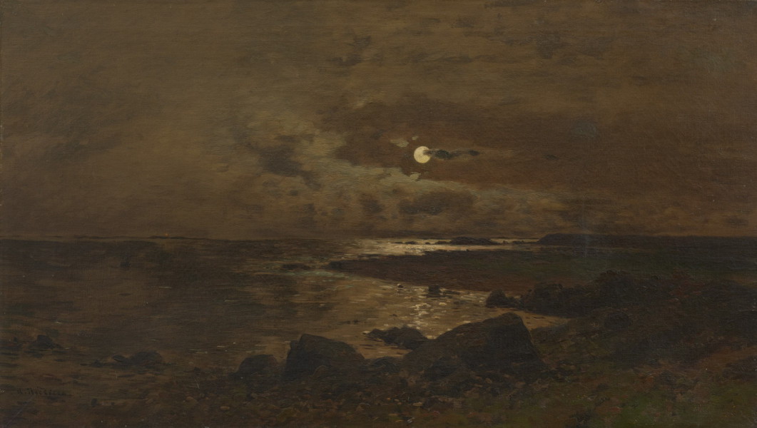 pejzaż morski - ujęcie z przodu; Wśród szaro-ugrowych chmur prześwituje, kładący refleksy na wodzie księżyc. Kontrasty pomiędzy ciemnym lądem, a rozświetloną wodą uwypuklają kręty zarys linii brzegowej. Na pierwszym planie fragment dużych głazów.