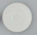 porcelanowy spodek z niewielkim zagłębieniem - Ujęcie z góry. Porcelanowy spodek z niewielkim zagłębieniem.