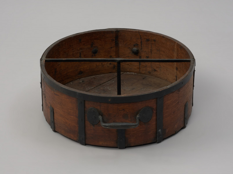 miara - Ujęcie z lewej strony. Miara na zboże ze strychulcem.