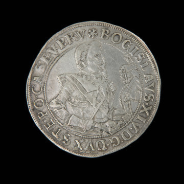 MNS/N/9160 talar - Ujęcie awersu. Moneta z półpostacią księcia Bogusława XIV na awersie.