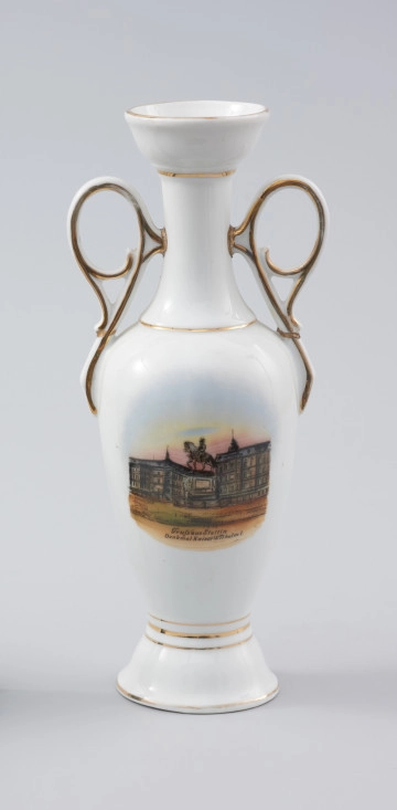 MNS/H/723 dekoracyjny wazonik z białej, nieprzezroczystej porcelany - Ujęcie z przodu. Dekoracyjny wazonik z białej, nieprzezroczystej porcelany.