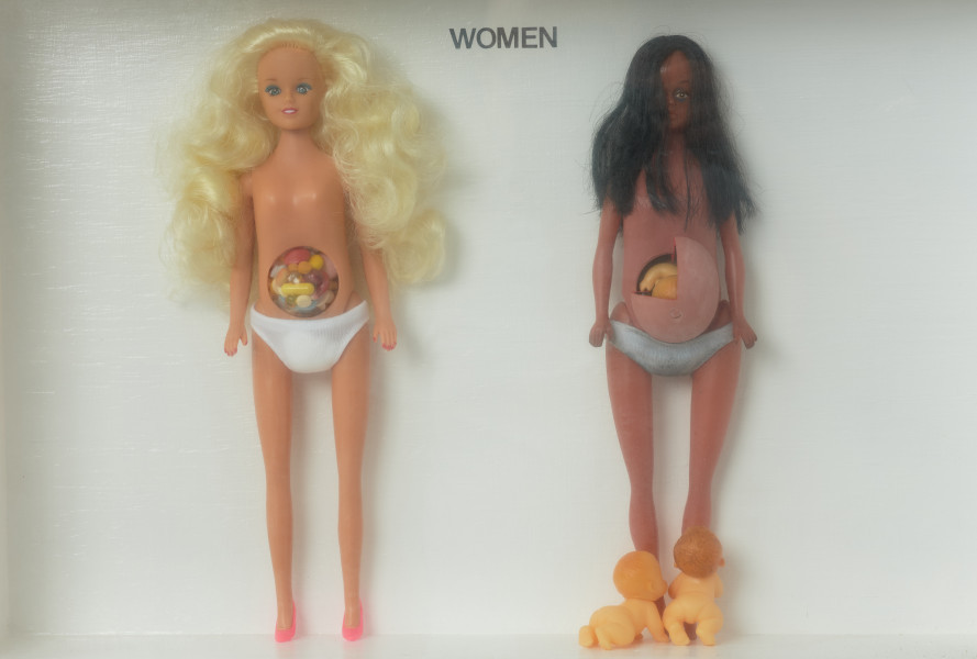 dzieło wizualne; obiekt - Ujęcie z przodu. Drewniana, przeszklona gablota z dwoma lalkami typu 