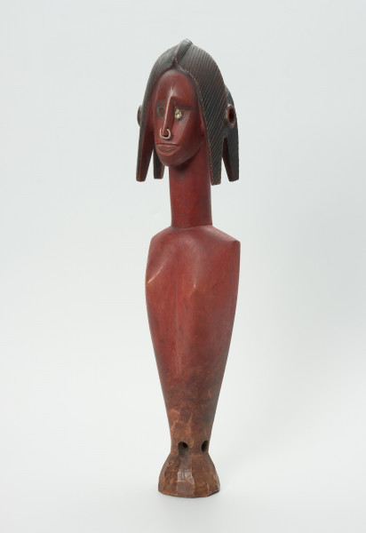 lalka teatralna: Ton Ba (opiekunka/patronka żeńskiej części Kamalen Ton) - Ujęcie z przodu z lewej strony. Lalka teatralna przedstawiająca kobietę.