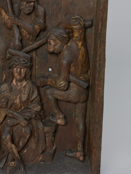 sztuka sakralna, kwatera ołtarza, płaskorzeźba - detal; Płaskorzeźba przedstawiająca Cierniem Koronowanie. Żołnierze oprawcy otaczają skazanego na śmierć Chrystusa i kijami wciskają koronę cierniową na Jego głowę. Kwatera lewego skrzydła późnogotyckiego ołtarza pasyjnego z Wkryujścia (Ueckermünde).