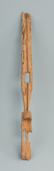 rzeźba - Ujęcie z tyłu. Długa, pionowa maska, wyrzeźbiona w drewnie.