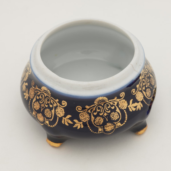 ceramiczne puzderko w kształcie owalu - Ujęcie z góry na całość obiektu bez pokrywy. Ceramiczne puzderko w kształcie owalu.