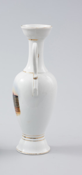 dekoracyjny wazonik z białej, nieprzezroczystej porcelany - Ujęcie prawej strony. Dekoracyjny wazonik z białej, nieprzezroczystej porcelany.