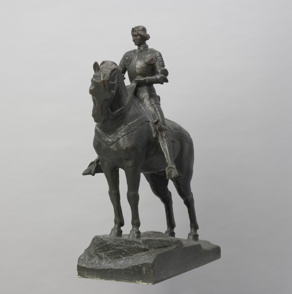 portret; scena historyczna - Ujęcie z przodu; Pomnik przedstawia młodego króla z berłem w dłoni stojącego w strzemionach na potężnym koniu. Postać ujęta jest hieratycznie, jej majestatyczność i wyniosłość podkreślone zostały ustawieniem konia na wzniesieniu i pochyleniem jego głowy. Miecz w ręku władcy zastąpiony został berłem, by uwiecznić wizerunek Warneńczyka jako króla- triumfatora, piewcy idei wolności ludów. Autor posłużył się efektem historyzującej archaizacji.