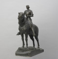portret; scena historyczna - Ujęcie z przodu; Pomnik przedstawia młodego króla z berłem w dłoni stojącego w strzemionach na potężnym koniu. Postać ujęta jest hieratycznie, jej majestatyczność i wyniosłość podkreślone zostały ustawieniem konia na wzniesieniu i pochyleniem jego głowy. Miecz w ręku władcy zastąpiony został berłem, by uwiecznić wizerunek Warneńczyka jako króla- triumfatora, piewcy idei wolności ludów. Autor posłużył się efektem historyzującej archaizacji.