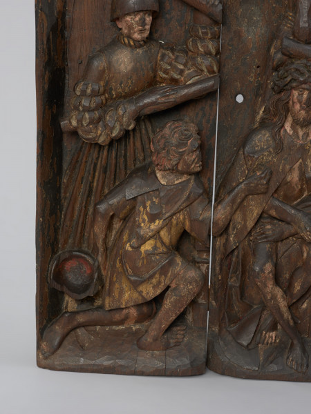 sztuka sakralna, kwatera ołtarza, płaskorzeźba - detal; Płaskorzeźba przedstawiająca Cierniem Koronowanie. Żołnierze oprawcy otaczają skazanego na śmierć Chrystusa i kijami wciskają koronę cierniową na Jego głowę. Kwatera lewego skrzydła późnogotyckiego ołtarza pasyjnego z Wkryujścia (Ueckermünde).